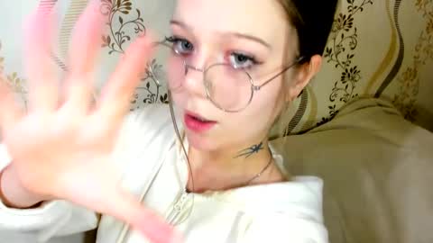 MelMooon online show from November 5, 8:09 pm