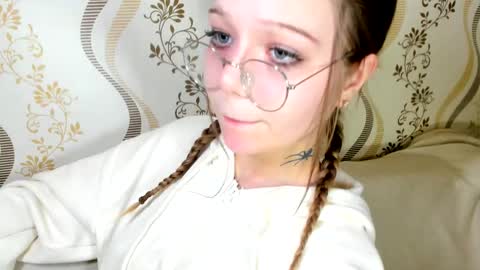 MelMooon online show from November 11, 7:03 pm