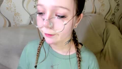 MelMooon online show from December 21, 8:10 am