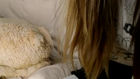 MelMooon online show from March 29, 8:42 pm