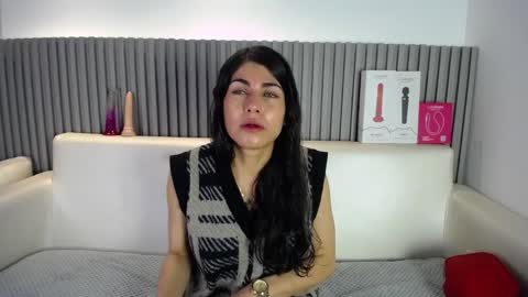 Snapshot of melodiroux_ chatting on April 25, 1:52 pm Melodi online show from April 25, 1:52 pm