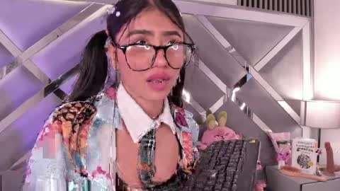 mel  online show from April 6, 8:54 pm