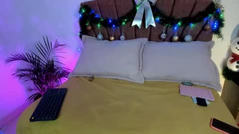  Leslie  online show from December 19, 11:17 am