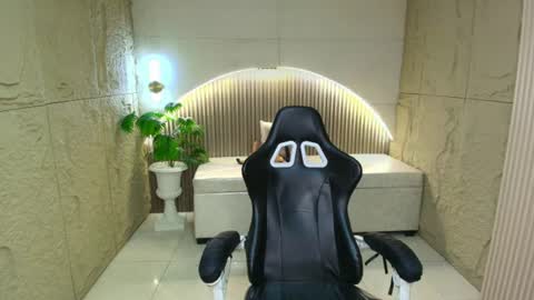 Snapshot of melody_clum chatting on June 20, 1:36 pm melody_clum online show from June 20, 1:36 pm