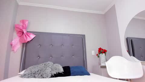 Snapshot of melodycute18 chatting on February 6, 12:08 pm melodycute18 online show from February 6, 12:08 pm