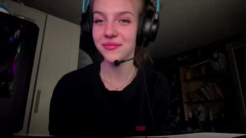 Snapshot of melonygriffen chatting on September 18, 12:29 pm Hi Im Aria 18 years old online show from September 18, 12:29 pm
