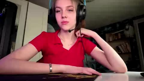Snapshot of melonygriffen chatting on September 19, 12:06 pm Hi Im Aria 18 years old online show from September 19, 12:06 pm