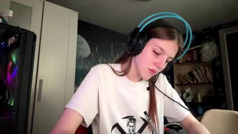 Snapshot of melonygriffen chatting on September 25, 12:09 pm Hi Im Aria 18 years old online show from September 25, 12:09 pm