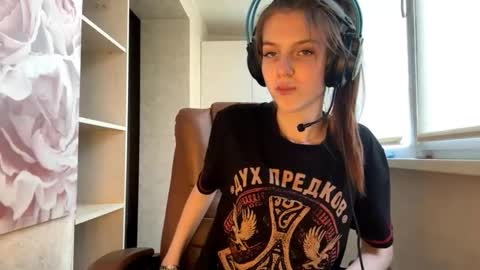 Snapshot of melonygriffen chatting on October 1, 2:12 pm Hi Im Aria 18 years old online show from October 1, 2:12 pm