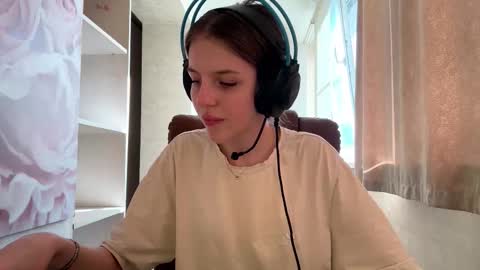 Snapshot of melonygriffen chatting on October 2, 12:01 pm Hi Im Aria 18 years old online show from October 2, 12:01 pm