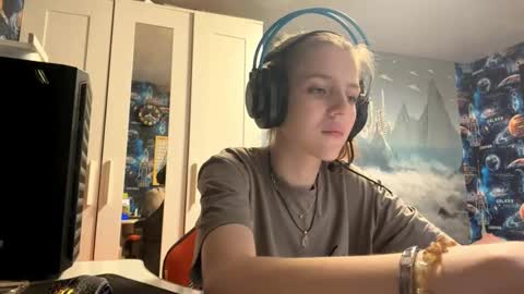 Snapshot of melonygriffen chatting on October 15, 12:38 pm Hi Im Aria 18 years old online show from October 15, 12:38 pm