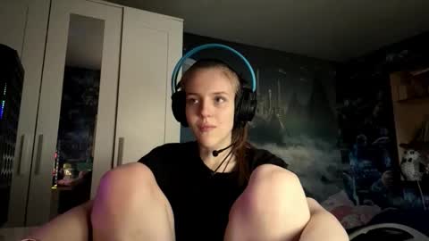 Hi Im Aria 18 years old online show from October 25, 12:13 pm