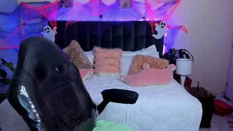 MELY online show from October 8, 4:26 pm