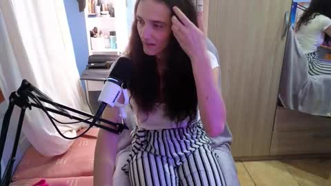 Snapshot of memisecrets chatting on October 25, 5:30 pm Megumi Aina online show from October 25, 5:30 pm