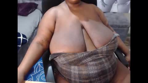 Snapshot of mency1980 chatting on November 4, 6:07 pm bigboobsass online show from November 4, 6:07 pm