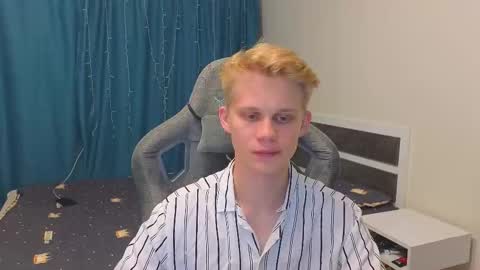 Snapshot of meow_mickey chatting on October 8, 10:51 pm Mickey online show from October 8, 10:51 pm