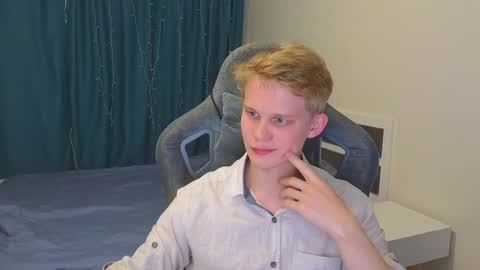 Snapshot of meow_mickey chatting on October 22, 2:17 pm Mickey online show from October 22, 2:17 pm