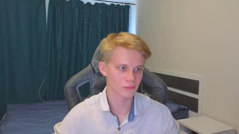 Snapshot of meow_mickey chatting on October 23, 9:08 am Mickey online show from October 23, 9:08 am