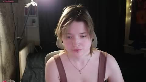 Snapshot of meowki4 chatting on February 24, 4:27 pm meowme online show from February 24, 4:27 pm