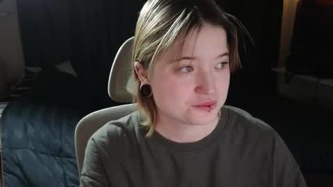 Snapshot of meowki4 chatting on February 28, 2:12 am meowme online show from February 28, 2:12 am