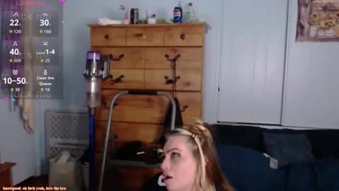 Snapshot of meowzers777 chatting on May 11, 7:03 am meowzers777 online show from May 11, 7:03 am