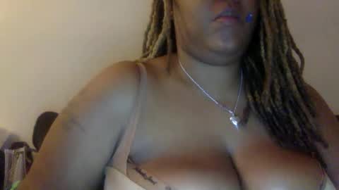 mercedesbuxxx online show from December 1, 5:12 am