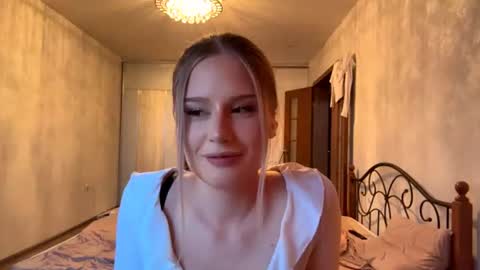Snapshot of merrileesmoldt chatting on June 25, 2:32 pm Stefani online show from June 25, 2:32 pm
