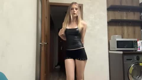 Snapshot of merrileesmoldt chatting on June 26, 2:21 pm Stefani online show from June 26, 2:21 pm