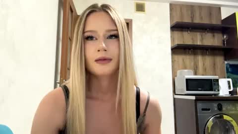 Snapshot of merrileesmoldt chatting on July 2, 1:28 pm Stefani online show from July 2, 1:28 pm