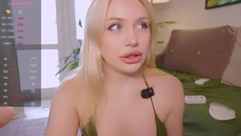 Stella online show from September 19, 1:23 pm