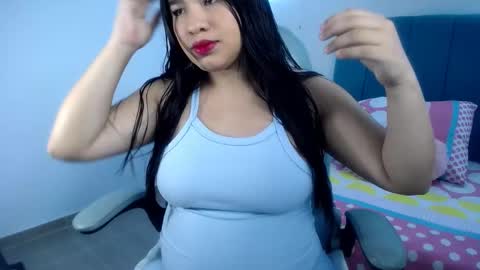 Snapshot of mia18_queen chatting on December 8, 12:19 pm mia18_queen online show from December 8, 12:19 pm