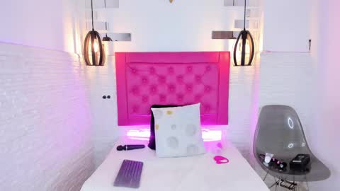 Snapshot of mia__099 chatting on February 18, 10:58 pm Mia Blonde online show from February 18, 10:58 pm