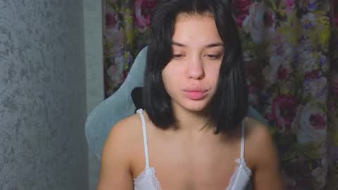 Mia online show from November 2, 4:04 am