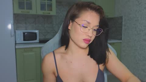 Mia online show from February 9, 3:27 pm