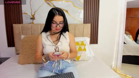 Snapshot of mia__bloom chatting on May 17, 2:24 pm Mia Bloom online show from May 17, 2:24 pm