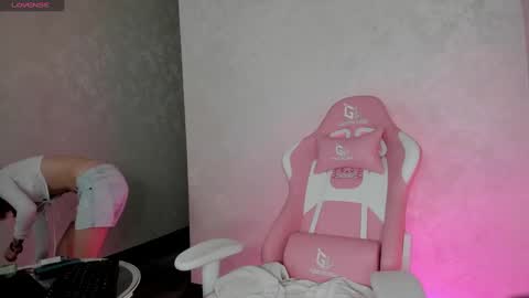 Mia  GMT7 Mon Tue Wen Thur 1000am-0300pm Sat 0300am-0900am online show from December 30, 1:04 am