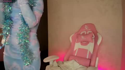 Mia  GMT7 Mon Tue Wen Thur 1000am-0300pm Sat 0300am-0900am online show from December 31, 12:43 am