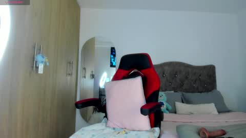 mia_adamsxxx online show from April 30, 2:18 am