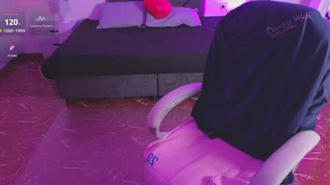 mia online show from May 4, 4:52 am