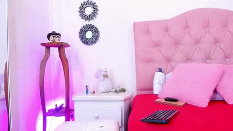 Mia online show from January 9, 5:04 pm