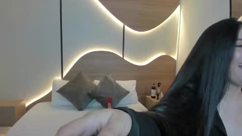 M I A  online show from October 24, 2:52 am