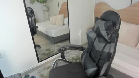 M I A  online show from November 26, 2:45 am