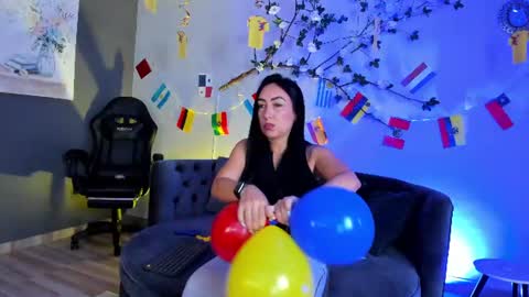 Snapshot of mia_davis__ chatting on June 13, 11:52 am mia_davis__ online show from June 13, 11:52 am