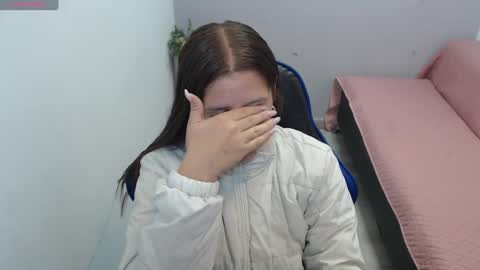 Mia online show from September 9, 1:21 pm