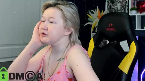 Snapshot of mia_ferd chatting on May 9, 3:01 am Mia online show from May 9, 3:01 am