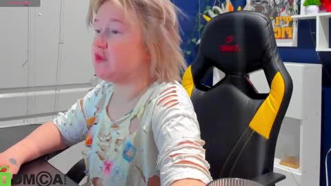 Snapshot of mia_ferd chatting on May 10, 3:01 am Mia online show from May 10, 3:01 am