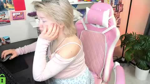 Snapshot of mia_ferd chatting on May 12, 3:03 am Mia online show from May 12, 3:03 am