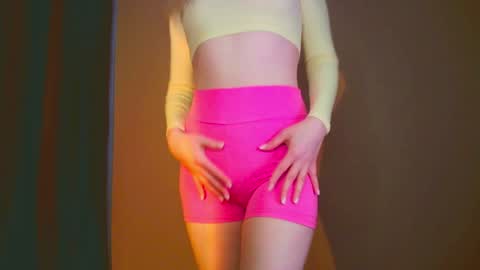 Mia online show from December 6, 8:48 am