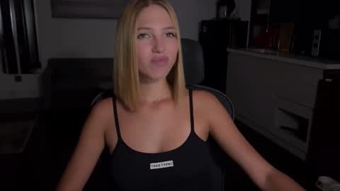 Snapshot of mia_floo chatting on September 25, 3:27 pm mia_floo online show from September 25, 3:27 pm