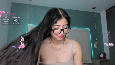 Snapshot of mia_gomez52 chatting on June 3, 2:33 pm mia online show from June 3, 2:33 pm